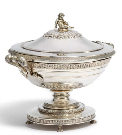 Messulam. FOOTED SILVER LID BOWL WITH DOLPHIN DECOR - фото 1