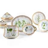 Royal Kopenhagen. 18 PIECES FROM A PORCELAIN DINNER SERVICE 'FLORA DANICA' - photo 2