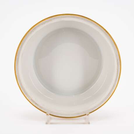 Royal Kopenhagen. 18 PIECES FROM A PORCELAIN DINNER SERVICE 'FLORA DANICA' - photo 18