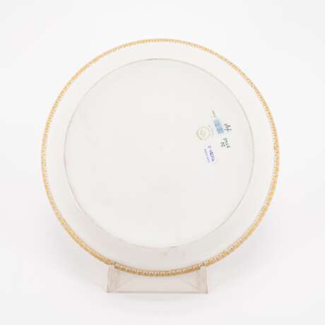 Royal Kopenhagen. 18 PIECES FROM A PORCELAIN DINNER SERVICE 'FLORA DANICA' - photo 19