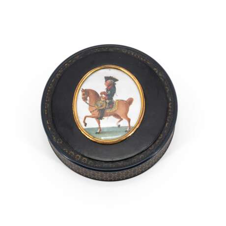 Germany. ROUND PAPIER-MÂCHÉ TORTOISESHELL BOX WITH PORTRAIT OF FREDERICK II OF PRUSSIA ON HORSEBACK - фото 1