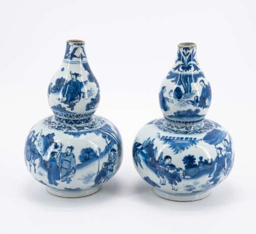 PAIR OF PROCELAIN CALABASH VASES - photo 5