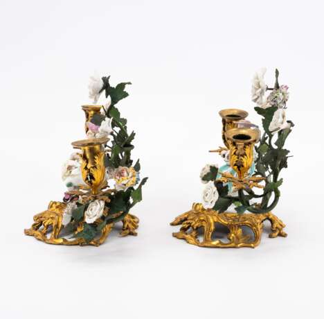 Meissen und Frankreich. BRONZE AND PORCELAIN PAIR OF TWO-LIGHT CANDLESTICKS WITH COLUMBINE AND HARLEQUIN - фото 3