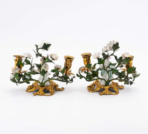 Meissen und Frankreich. BRONZE AND PORCELAIN PAIR OF TWO-LIGHT CANDLESTICKS WITH COLUMBINE AND HARLEQUIN - фото 4