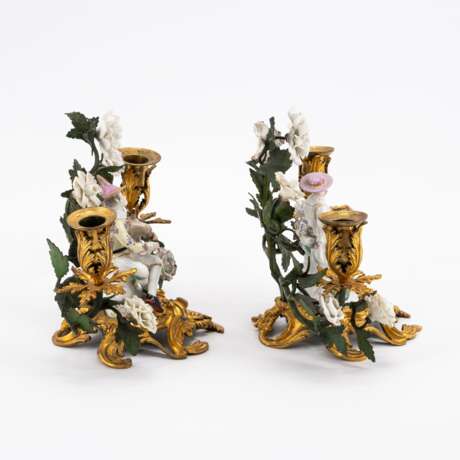 Meissen und Frankreich. BRONZE AND PORCELAIN PAIR OF TWO-LIGHT CANDLESTICKS WITH COLUMBINE AND HARLEQUIN - photo 5