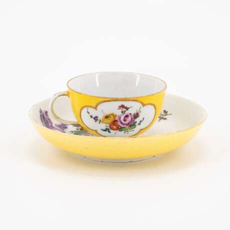 Meissen. TWO PORCELAIN CUPS AND SAUCERS WITH YELLOW AND ORANGE COLOURED GROUND AS WELL AS FLORAL DECOR - photo 3