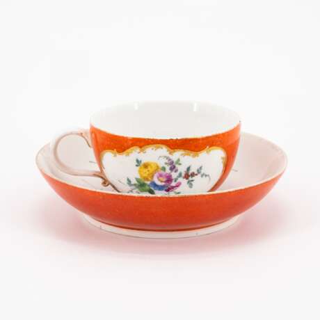 Meissen. TWO PORCELAIN CUPS AND SAUCERS WITH YELLOW AND ORANGE COLOURED GROUND AS WELL AS FLORAL DECOR - photo 8