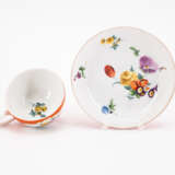 Meissen. TWO PORCELAIN CUPS AND SAUCERS WITH YELLOW AND ORANGE COLOURED GROUND AS WELL AS FLORAL DECOR - photo 10