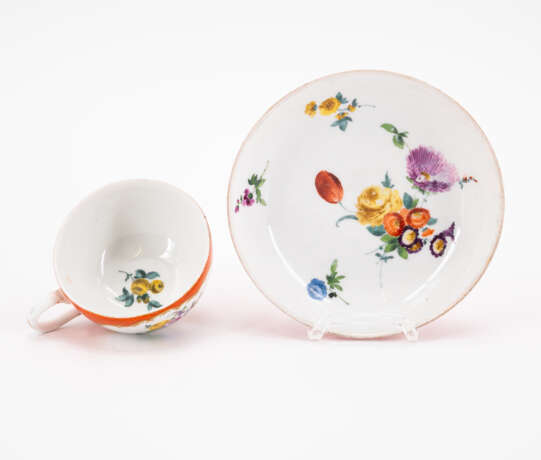 Meissen. TWO PORCELAIN CUPS AND SAUCERS WITH YELLOW AND ORANGE COLOURED GROUND AS WELL AS FLORAL DECOR - photo 10