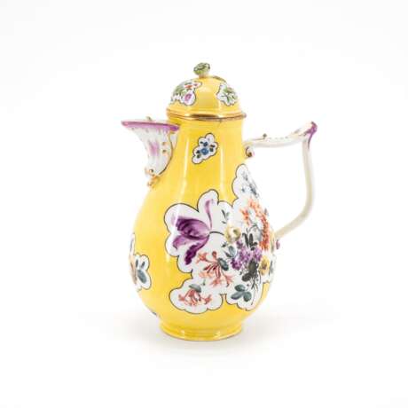 Meissen. PORCELAIN COFFEE POT WITH YELLOW GROUND AND FLORAL PAINTING - фото 1