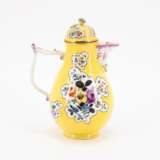 Meissen. PORCELAIN COFFEE POT WITH YELLOW GROUND AND FLORAL PAINTING - photo 3
