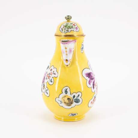 Meissen. PORCELAIN COFFEE POT WITH YELLOW GROUND AND FLORAL PAINTING - photo 4