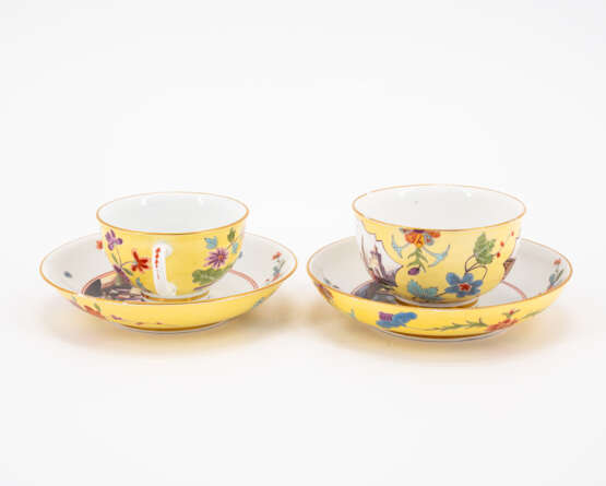Meissen. PORCELAIN CUP AND TEA BOWL WITH SAUCERS AND MERCHANT SCENES ON YELLOW GROUND - photo 2