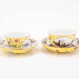Meissen. PORCELAIN CUP AND TEA BOWL WITH SAUCERS AND MERCHANT SCENES ON YELLOW GROUND - photo 3