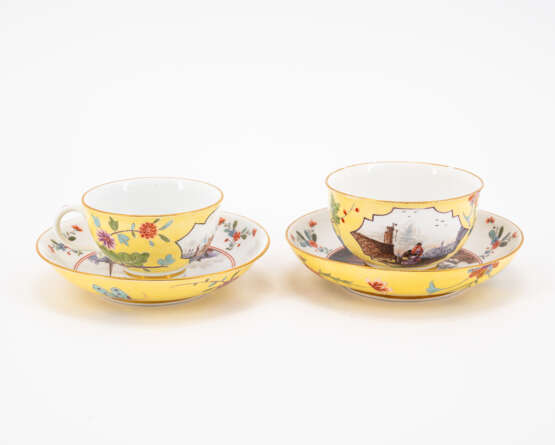 Meissen. PORCELAIN CUP AND TEA BOWL WITH SAUCERS AND MERCHANT SCENES ON YELLOW GROUND - photo 3