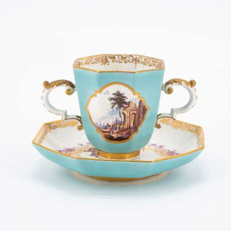 Meissen. OCTAGONAL PORCELAIN CREAM JUG; HANDLES CUP AND SAUCER WITH TURQUOISE BACKGROUND AND LANDSCAPE DECORATIONS - photo 3