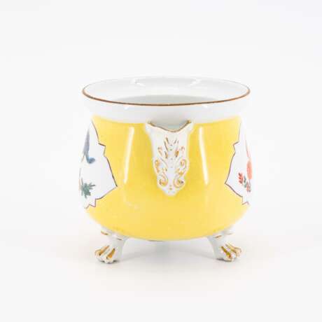 Meissen. PORCELAIN CREAM POT WITH BRIGHT YELLOW GROUND AND CRANE DECOR - photo 4