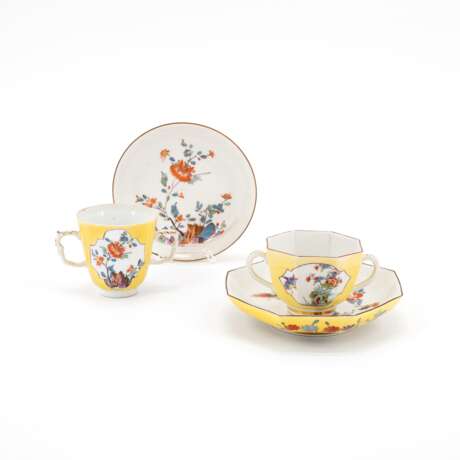 Meissen. TWO PORCELAIN CUP WITH DOUBLE HANDLES & SAUCERS WITH KAKIEMON DECOR AND YELLOW GROUND - photo 1