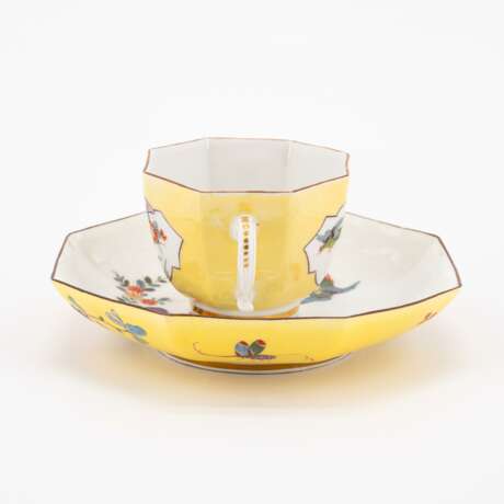 Meissen. TWO PORCELAIN CUP WITH DOUBLE HANDLES & SAUCERS WITH KAKIEMON DECOR AND YELLOW GROUND - photo 2