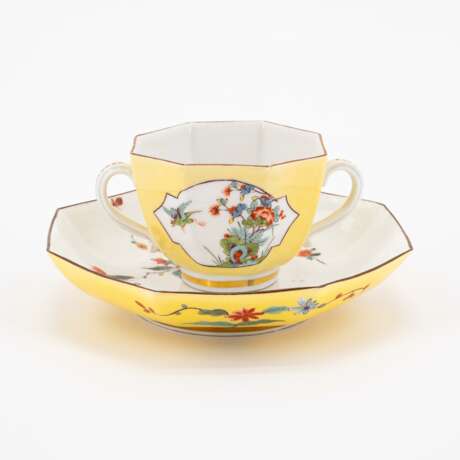 Meissen. TWO PORCELAIN CUP WITH DOUBLE HANDLES & SAUCERS WITH KAKIEMON DECOR AND YELLOW GROUND - photo 3