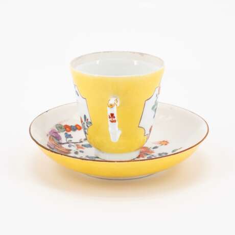 Meissen. TWO PORCELAIN CUP WITH DOUBLE HANDLES & SAUCERS WITH KAKIEMON DECOR AND YELLOW GROUND - photo 7