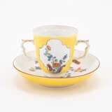Meissen. TWO PORCELAIN CUP WITH DOUBLE HANDLES & SAUCERS WITH KAKIEMON DECOR AND YELLOW GROUND - photo 8