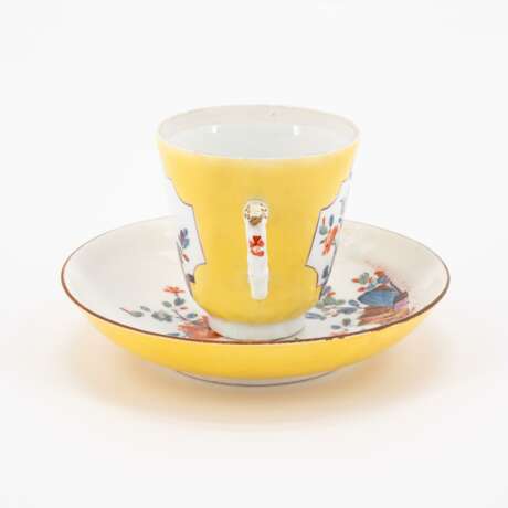 Meissen. TWO PORCELAIN CUP WITH DOUBLE HANDLES & SAUCERS WITH KAKIEMON DECOR AND YELLOW GROUND - фото 9