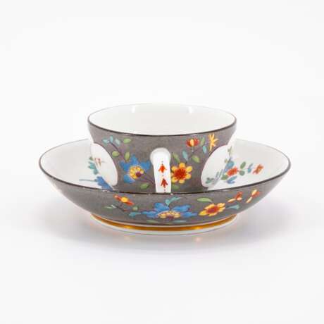 Meissen. PORCELAIN CAP & SAUCER WITH GREY GROUND AND "INDIAN FLOWERS" & CUP WITH TURQUOISE GROUND AND CRANE - photo 2