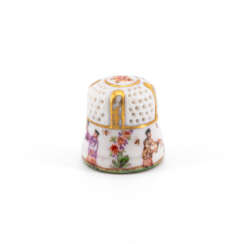 Meissen. RARE PORCELAIN THIMBLE WITH VERY FINELY COLOURED CHINOISERIES