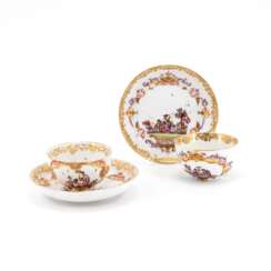 Meissen. TWO PORCELAIN TEA BOWLS WITH SAUCERS AND CHINOISEIES IN CARTOUCHES WITH FEATHER DECOR