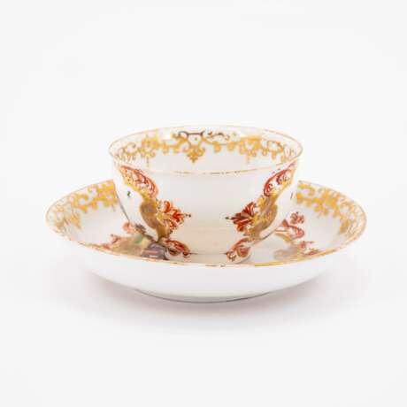 Meissen. TWO PORCELAIN TEA BOWLS WITH SAUCERS AND CHINOISEIES IN CARTOUCHES WITH FEATHER DECOR - photo 2