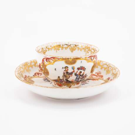 Meissen. TWO PORCELAIN TEA BOWLS WITH SAUCERS AND CHINOISEIES IN CARTOUCHES WITH FEATHER DECOR - photo 3