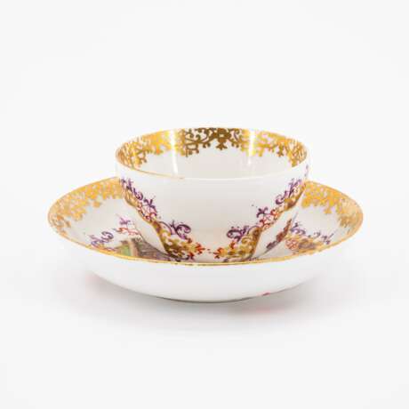 Meissen. TWO PORCELAIN TEA BOWLS WITH SAUCERS AND CHINOISEIES IN CARTOUCHES WITH FEATHER DECOR - photo 7