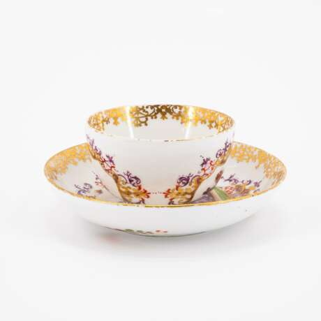 Meissen. TWO PORCELAIN TEA BOWLS WITH SAUCERS AND CHINOISEIES IN CARTOUCHES WITH FEATHER DECOR - photo 9