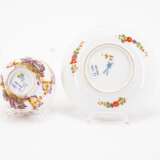 Meissen. TWO PORCELAIN TEA BOWLS WITH SAUCERS AND CHINOISEIES IN CARTOUCHES WITH FEATHER DECOR - фото 11