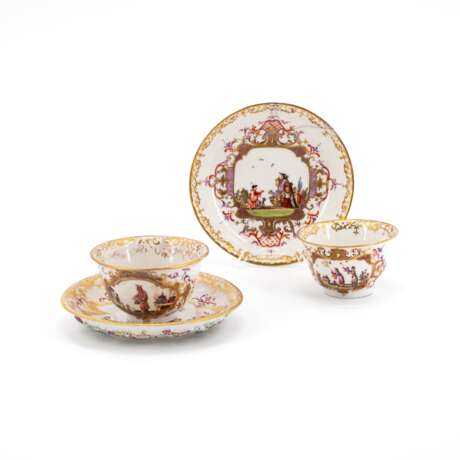 Meissen. TWO PORCELAIN TEA BOWLS WITH SAUCERS AND CHINOISERIES IN CARTOUCHES WITH PURPLE LUSTRE - photo 1
