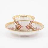 Meissen. TWO PORCELAIN TEA BOWLS WITH SAUCERS AND CHINOISERIES IN CARTOUCHES WITH PURPLE LUSTRE - photo 2