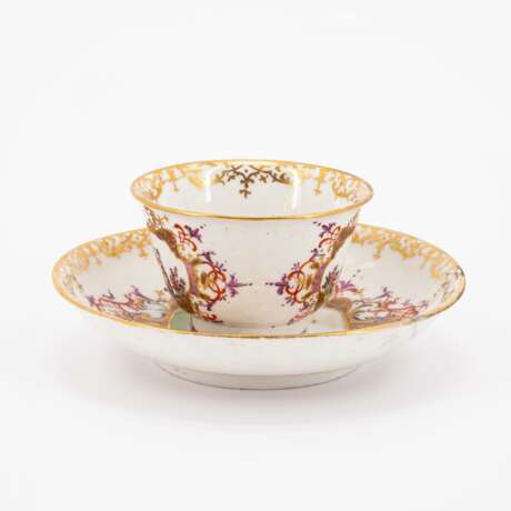 Meissen. TWO PORCELAIN TEA BOWLS WITH SAUCERS AND CHINOISERIES IN CARTOUCHES WITH PURPLE LUSTRE - фото 2