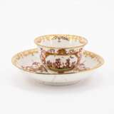 Meissen. TWO PORCELAIN TEA BOWLS WITH SAUCERS AND CHINOISERIES IN CARTOUCHES WITH PURPLE LUSTRE - photo 3