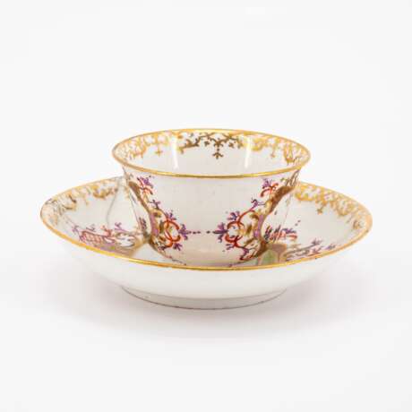 Meissen. TWO PORCELAIN TEA BOWLS WITH SAUCERS AND CHINOISERIES IN CARTOUCHES WITH PURPLE LUSTRE - photo 4