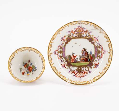 Meissen. TWO PORCELAIN TEA BOWLS WITH SAUCERS AND CHINOISERIES IN CARTOUCHES WITH PURPLE LUSTRE - photo 5