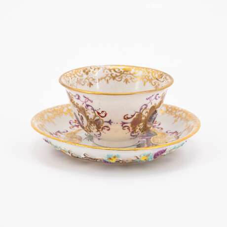 Meissen. TWO PORCELAIN TEA BOWLS WITH SAUCERS AND CHINOISERIES IN CARTOUCHES WITH PURPLE LUSTRE - photo 9