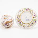 Meissen. TWO PORCELAIN TEA BOWLS WITH SAUCERS AND CHINOISERIES IN CARTOUCHES WITH PURPLE LUSTRE - фото 11