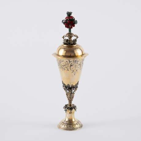 Southern German. EARLY VERMEIL SILVER LIDDED GOBLET WITH COLOURED LID - фото 3