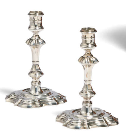 William Coles - zugeschrieben. PAIR SILVER GEORGE II CANDLESTICK - photo 1