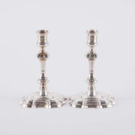 William Coles - zugeschrieben. PAIR SILVER GEORGE II CANDLESTICK - photo 3