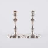 William Coles - zugeschrieben. PAIR SILVER GEORGE II CANDLESTICK - photo 3