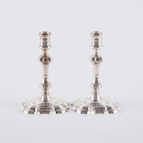 William Coles - zugeschrieben. PAIR SILVER GEORGE II CANDLESTICK - photo 5