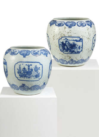 PAIR OF IMPORTANT PORCELAIN JARDINIÉRES WITH CUT PEONY DECORATION - фото 1