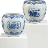 PAIR OF IMPORTANT PORCELAIN JARDINIÉRES WITH CUT PEONY DECORATION - photo 1